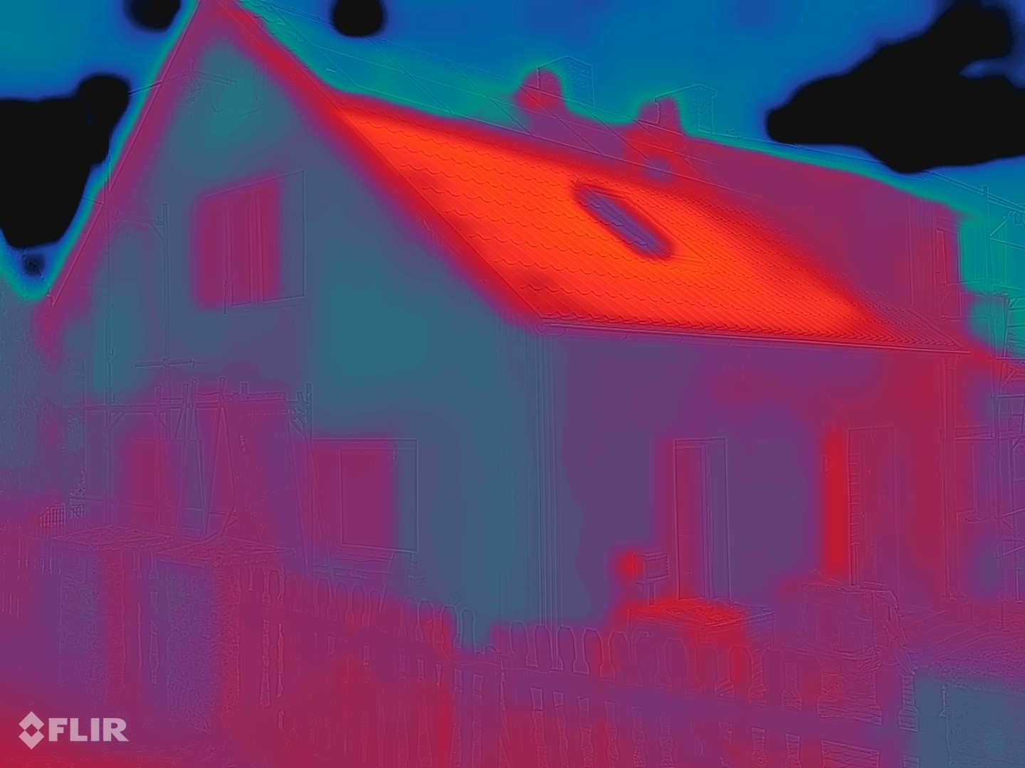 FLIR thermal image of the same facade after coating: wall surface blue-green to violet